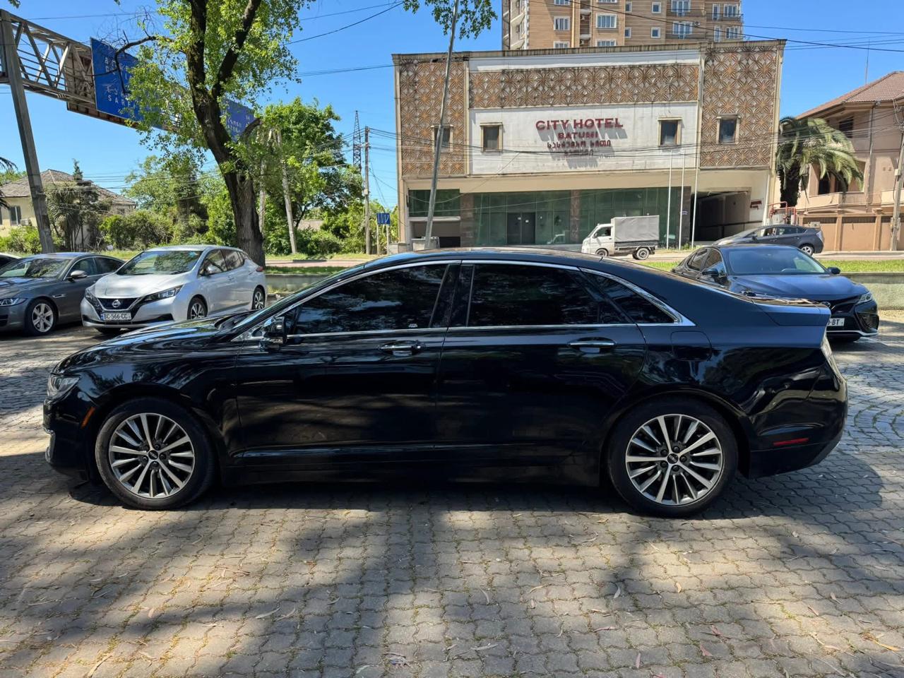 Lincoln MKZ Hybrid 3
